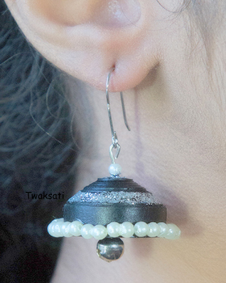 Pearly Black Earring